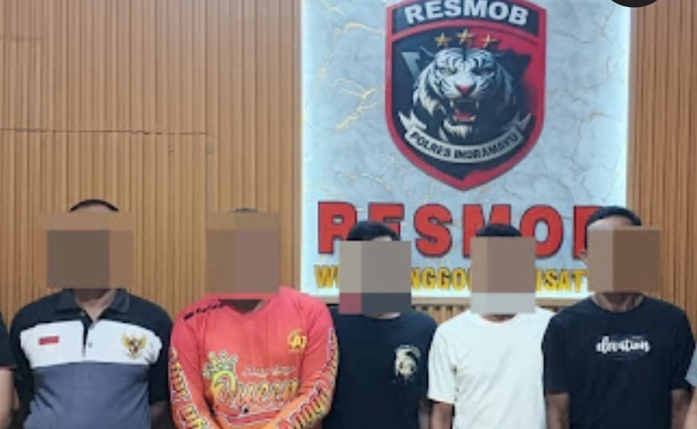 Lima terduga pelaku pengeroyokan suami dokter Irma Fitriasari di Indramayu, diamankan polisi. [Instagram]